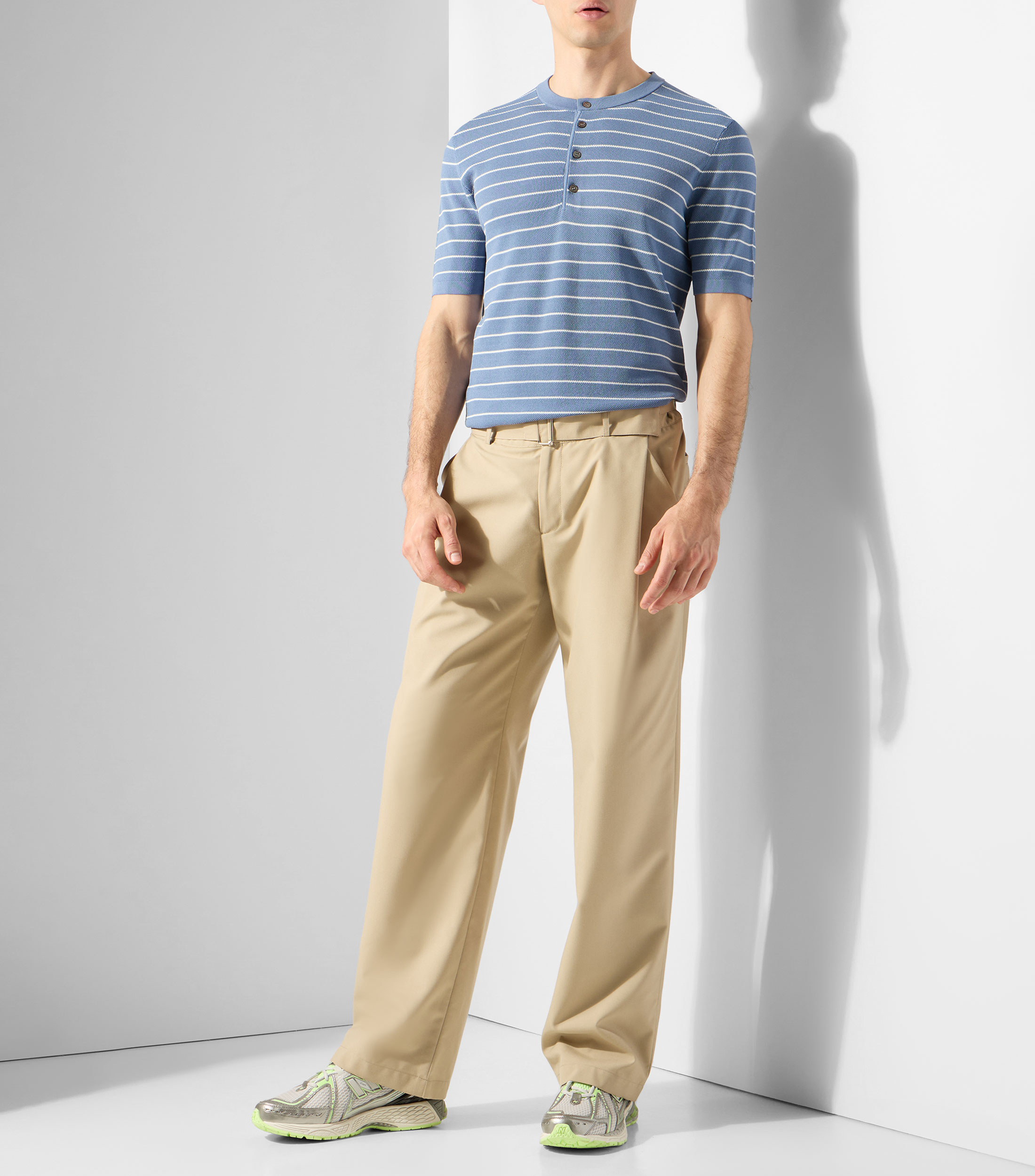 Playera de cuello redondo con manga corta y rayas Hombre